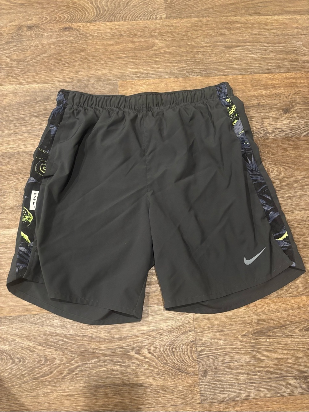 Nike Challenger Studio 72 Running Shorts Anthracite Gray 7” Dri FIT Mens Med